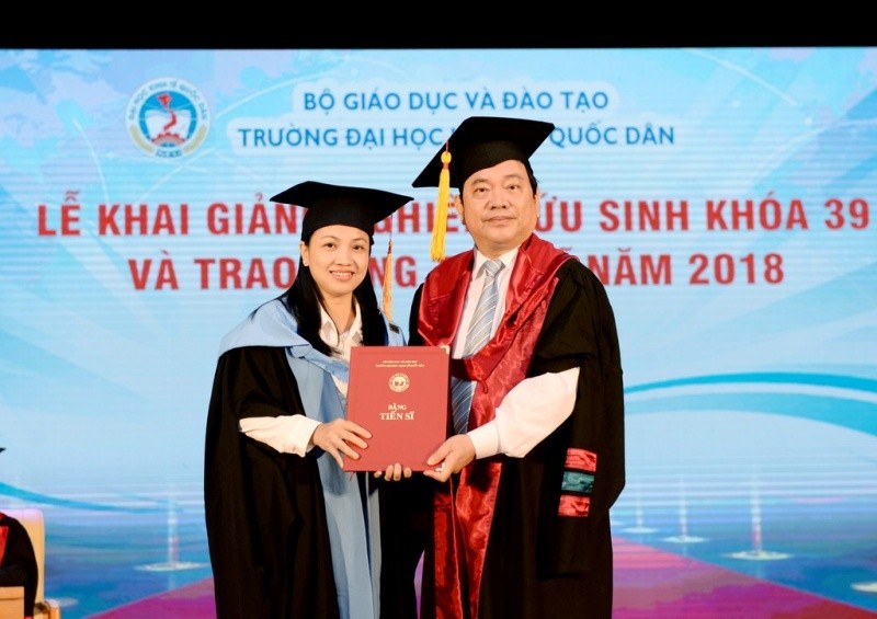 GS.TS Trần Thọ Đạt trao bằng cho tân Tiến sĩ