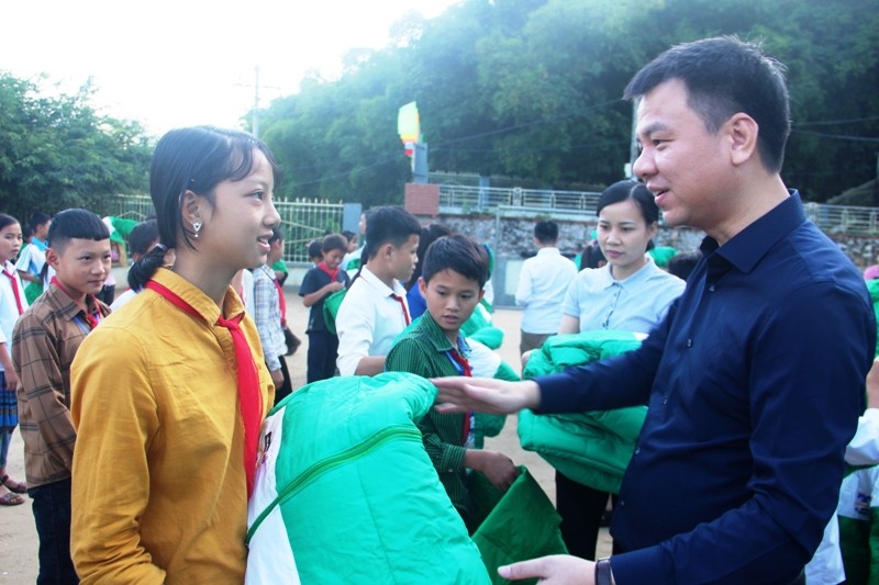 Tổng biên tập Báo GD&TĐ Triệu Ngọc Lâm trao tặng áo ấm cho học sinh