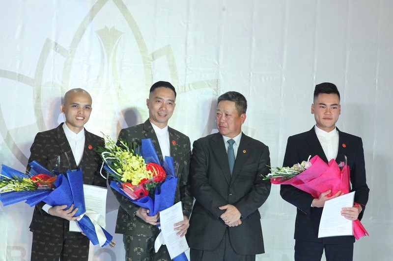 NTK Đỗ Trịnh Hoài Nam (thứ hai từ trái sang) giữ chức Chủ tịch CLB Áo dài Việt Nam