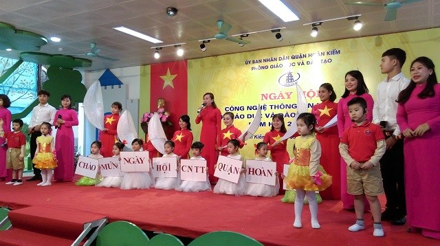 Văn nghệ chào mừng lễ tổng kết Ngày hội CNTT quận Hoàn Kiếm