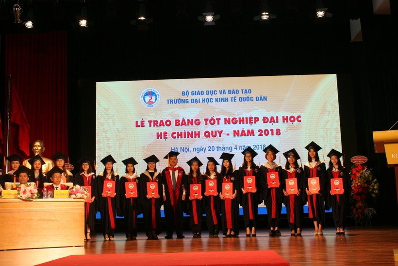 Tân cử nhân nhận bằng trong lễ tốt nghiệp