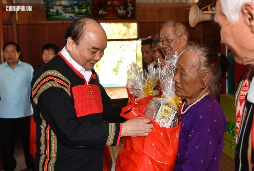 Thủ tướng Nguyễn Xuân Phúc thăm hỏi, trao quà Tết cho 100 hộ nghèo tại Buôn Nui, huyện Cư Jút. Ảnh: VGP/Quang Hiếu