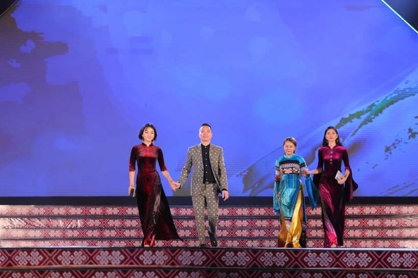 Hai NTK tại sự kện Lễ hội văn hóa thổ cẩm Việt Nam lần thứ nhất