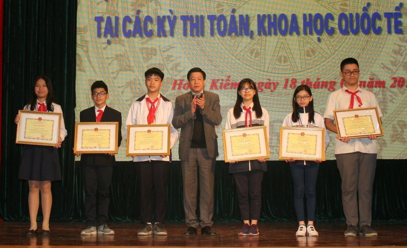 Ông Dương Đức Tuấn, Bí thư Quận ủy Hoàn Kiếm, trao bằng khen cho các HS đoạt huy chương vàng các kỳ thi quốc tế