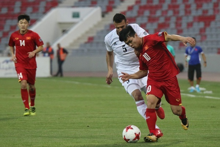 Công Phượng đi bóng trong sự truy cản của cầu thủ Jordan, ở trận lượt về vòng loại Asian Cup 2019. Ảnh:Đoàn Huynh.