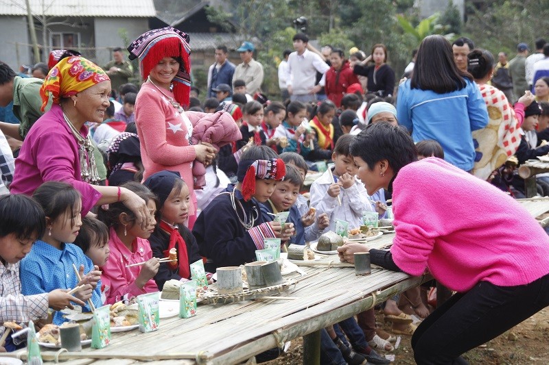 Hoa hậu Hhen Niê trò chuyện cùng các em học sinh trong bữa cơm đoàn viên
