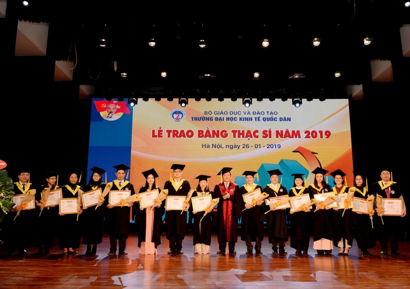 GS.TS Trần Thọ Đạt trao bằng cho các tân thạc sĩ