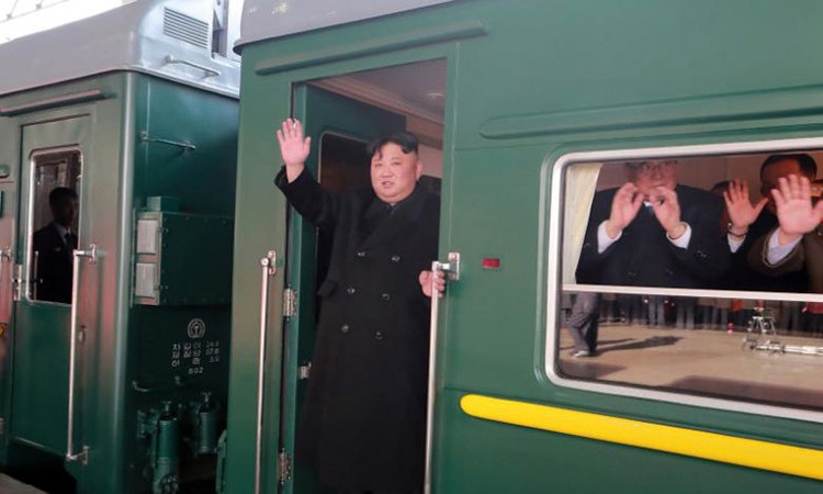 Chủ tịch Triều Tiên Kim Jong-un vẫy tay chào trước khi xuất phát rời Bình Nhưỡng hôm 23/2. Ảnh: Reuters.