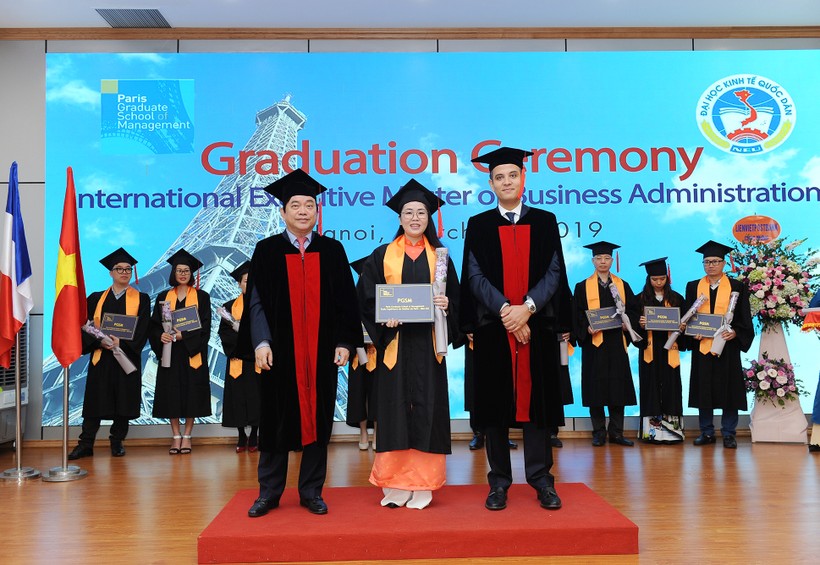 GS.TS Trần  Thọ Đạt, hiệu trưởng Trường ĐH KTQD (bìa trái) cùng đại diện PGSM (bìa phải) trao bằng cho các tân thạc sĩ