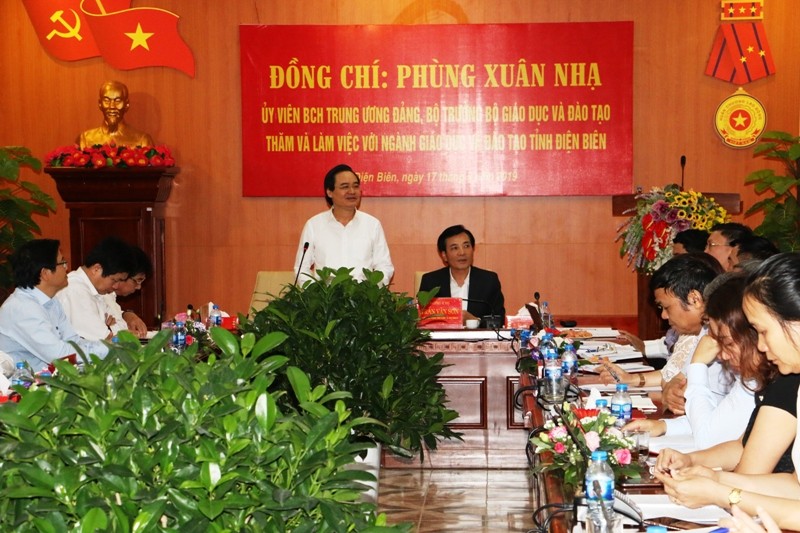 Bộ trưởng Bộ GD&ĐT Phùng Xuân Nhạ phát biểu tại buổi làm việc