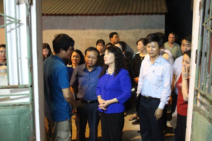  Thứ trưởng Nguyễn Thị Nghĩa động viên gia đình các em học sinh xấu số