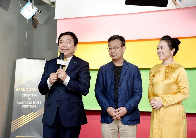 Từ trái qua phải: GS.TS Trần Thọ Đạt (hiệu trưởng Trường ĐH KTQD), ông ông Eddy Hong (CEO quỹ đầu tư Nextrans, Hàn Quốc), bà Nguyễn Thy Nga (giám đốc V-Startup) trong lễ ra mắt 