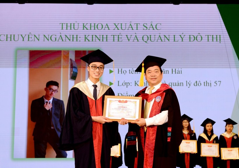 GS.TS Trần Thọ Đạt cho sinh viên tốt nghiệp thủ khoa
