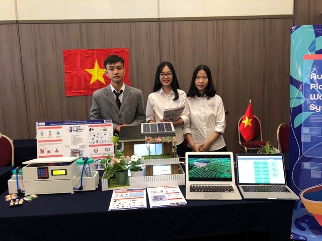 Gian hàng trưng bày “Hệ thống tưới cây tự động” của ba bạn học sinh tại Japan Design, Idea and Invention Expo 2019.