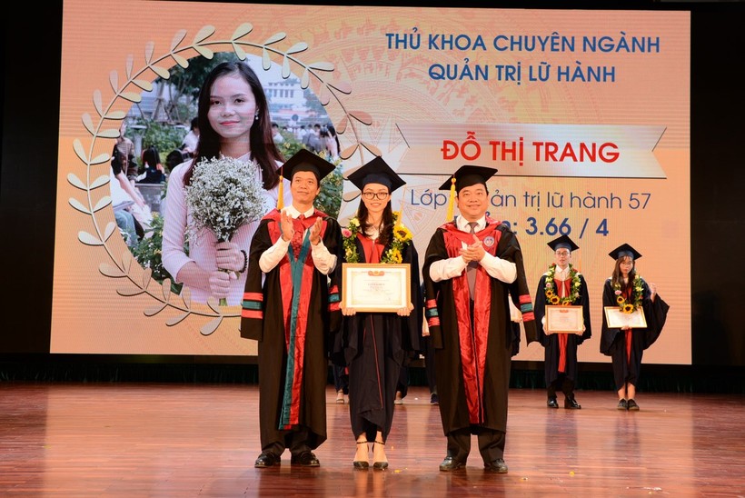 GS.TS Trần Thọ Đạt (phải), PGS.TS Phạm Hồng Chương (trái) trao bằng tốt nghiệp cho tân cử nhân