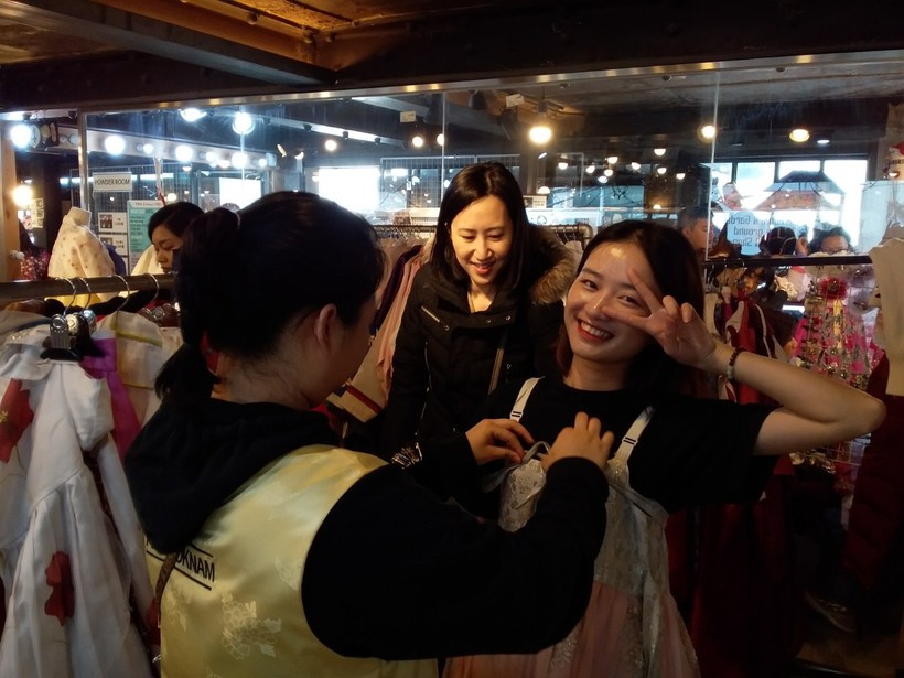 Du khách Việt Nam trải nghiệm mặc áo trải nghiệm mặc Hanbok ở Seoul