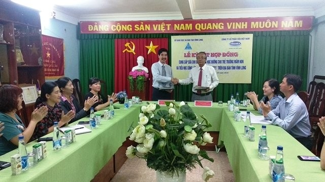 Lễ ký kết giữa lãnh đạo Sở Giáo dục và Đào tạo tỉnh Vĩnh Long với đại diện Công ty Vinamilk
