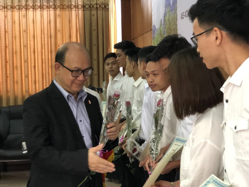 GS Đinh Văn Phong, Phó Hiệu trưởng Đại Học Trường Đại học Bách khoa Hà Nội  trao học bổng cho các sinh viên xuất sắc