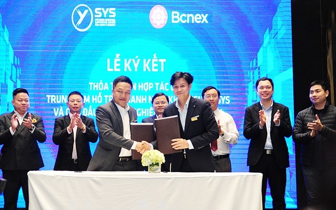Anh Nguyễn Đức Tùng – Giám đốc Trung tâm Hỗ trợ Thanh niên Khởi nghiệp và ông Ngô Hoàng Quyền, Chủ tịch HĐQT Quỹ Đầu tư Khởi nghiệp Sáng tạo BCNEX ký kết tại chương trình.