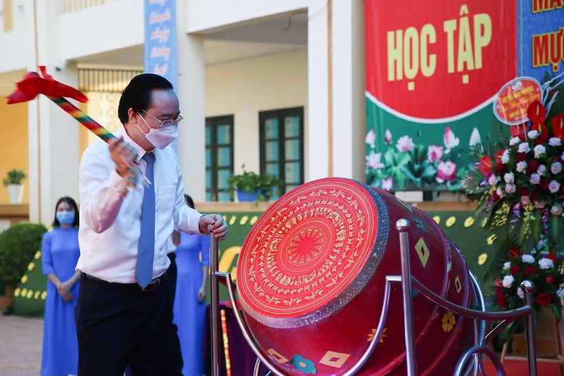 Bộ trưởng Bộ GD&ĐT Phùng Xuân Nhạ gióng hồi trống khai giảng năm học mới.