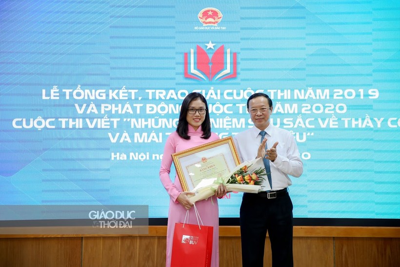 Thứ trưởng Phạm Ngọc Thưởng trao giải Nhất cho tác giả đoạt giải. Ảnh: Thế Đại