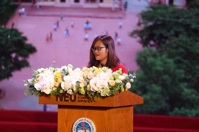 Cô Hà Ánh Phượng đọc tham luận tại Đại hội Thi đua yêu nước ngành Giáo dục lần thứ VII.