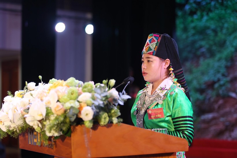 Cô giáo Sung Thị Tông trình bày tham luận tại Đại hội.