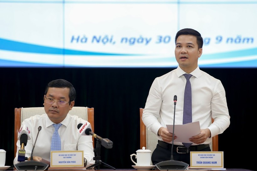 Ông Trần Quang Nam, Chánh Văn phòng Bộ GD&ĐT, thông tin tại buổi họp báo. Ảnh: Thế Đại