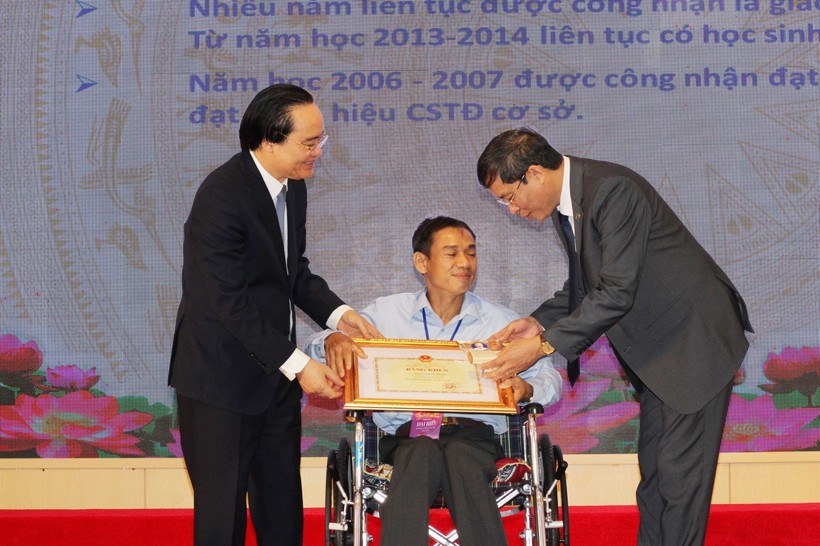 Bộ trưởng Phùng Xuân Nhạ, Chủ tịch CĐGD Việt Nam Vũ Minh Đức trao Bằng khen cho thầy Thái Thành Thuận (Trường THCS Tam Bình, Cai Lậy, Tiền Giang).