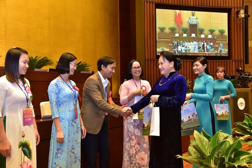  Chủ tịch Quốc hội Nguyễn Thị Kim Ngân trao quà tới các nhà giáo, cán bộ quản lý GD tiêu biểu. Ảnh: Lâm Hiển