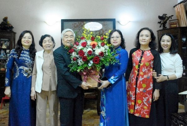 Thứ trưởng Ngô Thị Minh thăm và chúc mừng GS Phạm Minh Hạc.