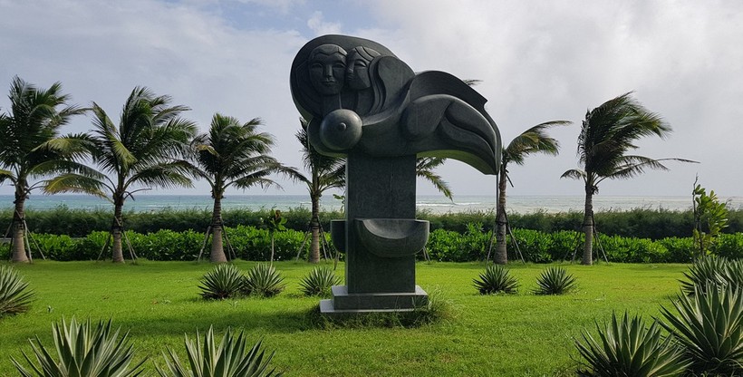 Tác phẩm Tình biển bằng đá đen do họa sĩ Nguyễn Thành Vinh sao chép, được trưng bày tại Công viên TP.Tuy Hòa. Ảnh INT