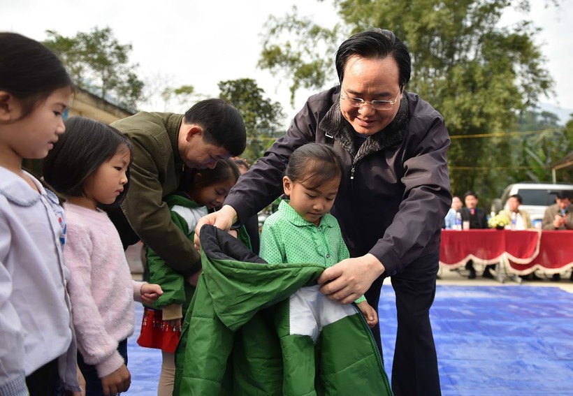 Bộ trưởng Phùng Xuân Nhạ tặng áo ấm cho học sinh tại điểm trường Slam Vè, Trường Phổ thông dân tộc bán trú tiểu học & THCS Nhạn Môn (Pác Nậm)