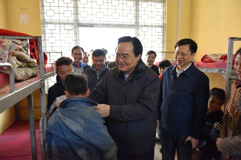Bộ trưởng Phùng Xuân Nhạ thăm hỏi học sinh nội trú. Ảnh: Thế Đại