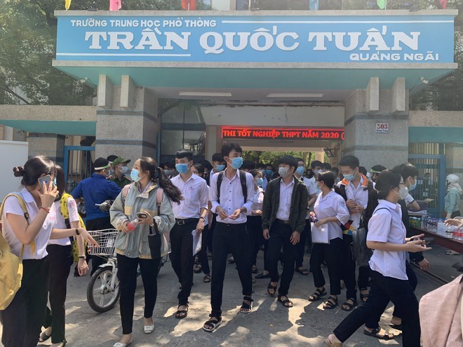 Học sinh trường THPT Trần Quốc Tuấn, TP Quảng Ngãi, đo thân nhiệt trước khi làm thủ tục dự thi tốt nghiệp THPT hồi tháng 8. Ảnh: IT
