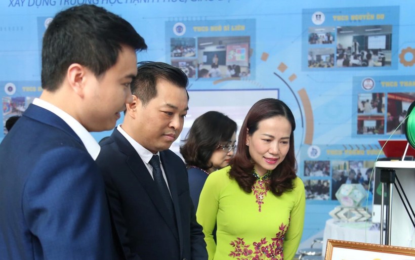 Trưởng phòng GD&ĐT quận Hoàn Kiếm Vương Hương Giang (ngoài cùng bên phải) cùng các đại biểu tham quan các sản phẩm trưng bày tại Ngày hội