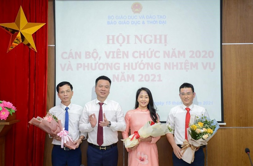 Tổng biên tập Triệu Ngọc Lâm tặng hoa chúc mừng Ban thanh tra nhân dân nhiệm kỳ 2021-2023.