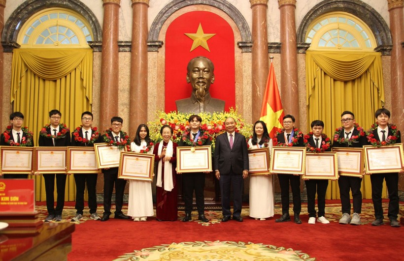 Chủ tịch nước Nguyễn Xuân Phúc và nguyên Phó chủ tịch nước Nguyễn Thị Doan tặng Huân chương Lao động và chụp ảnh lưu niệm cùng các em học sinh.