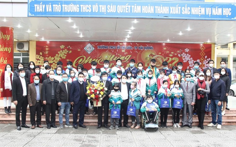 Học sinh Trường THCS Võ Thị Sáu (TP Hải Dương) nhận quà Tết