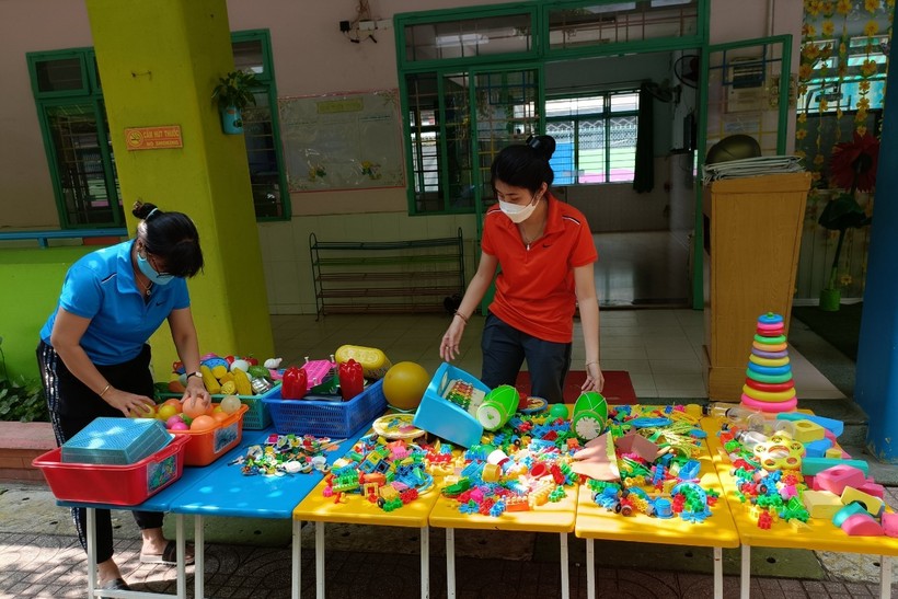 Giáo viên Trường mầm non Bình Minh (phường 3, quận 8, TPHCM) vệ sinh đồ dung học tập chuẩn bị cho việc đón trẻ.