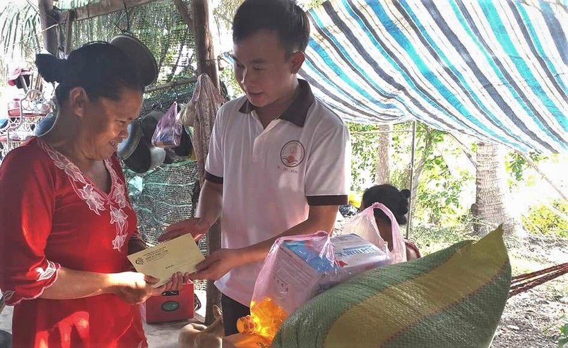  Nguyễn Huỳnh Hữu Tài trong một hoạt động từ thiện xã hội hỗ trợ người dân hoàn cảnh khó khăn.