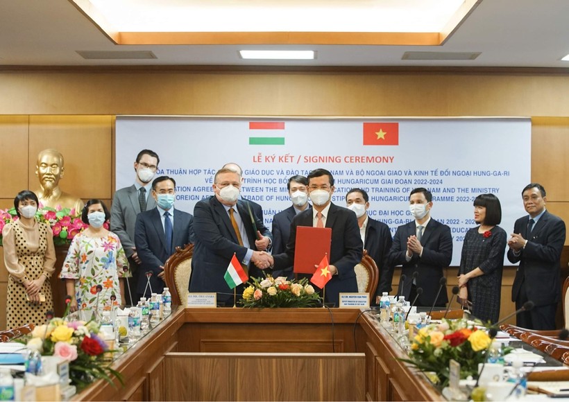 Thứ trưởng Nguyễn Văn Phúc và Đại sứ Hung-ga-ri ký kết các thỏa thuận hợp tác.