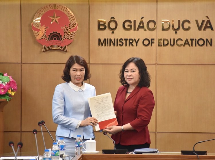 Thứ trưởng Ngô Thị Minh trao Quyết định bổ nhiệm Phó Vụ trưởng Vụ Giáo dục Mầm non.