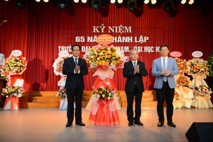 Ông Nguyễn Thanh Bình - Phó Chủ tịch UBND tỉnh Thừa Thiên Huế (ngoài cùng bên phải) tặng hoa chúc tập thể cán bộ, viên chức, người lao động Trường ĐH Sư phạm (ĐH Huế)
