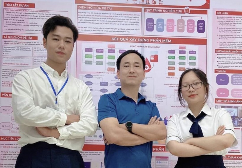 Nhóm dự án “Ngân hàng máu di động” của học sinh Trần Phong, Trần Mỹ Chi, thầy hướng dẫn Mai Hồng Kiên (THPT Chuyên Lào Cai) - Ảnh T.L