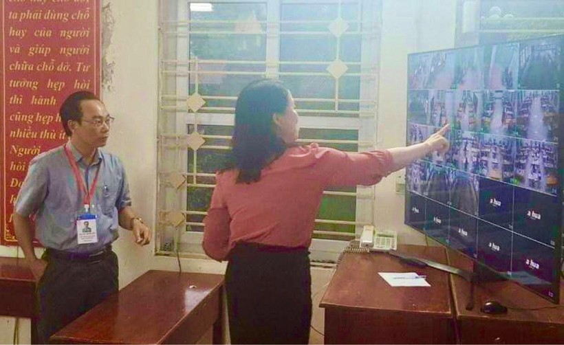 Thứ trưởng Hoàng Minh Sơn kiểm tra thiết bị giám sát phòng chấm thi tự luận