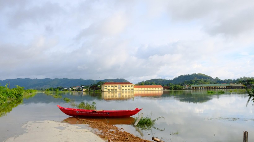 Nhiều trường học tại huyện Thanh Chương, Nghệ An vẫn đang ngập sâu trong nước. 