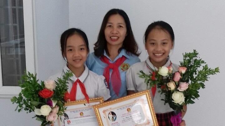 Cô Chu Thị Hoa vui với các em học sinh đạt thành tích cao trong học tập, rèn luyện.
