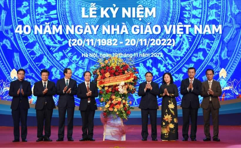 Thủ tướng Phạm Minh Chính tặng hoa chúc mừng ngành giáo dục nhân Kỷ niệm 40 năm Ngày Nhà giáo Việt Nam.