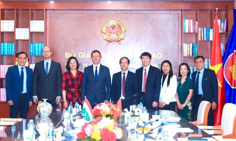 Đại biểu chụp ảnh lưu niệm tại buổi gặp, làm việc giữa Bộ trưởng Nguyễn Kim Sơn và Đại sứ đặc mệnh toàn quyền Hungary tại Việt Nam.